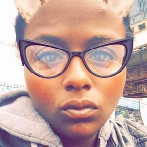 Meet your Posher, Crystal